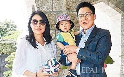 郭晶晶女儿曝光, 简直就是翻版朱玲玲, 难怪一出生爷爷就给10亿