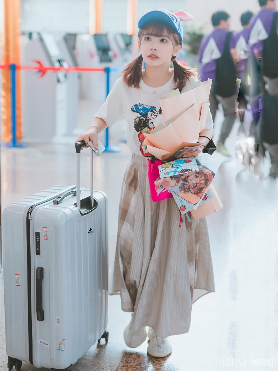 赖美云梳低扎双马尾搭戴兔儿帽,小个子太可爱了