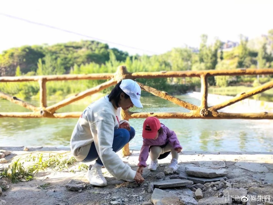 带娃出街这样穿，随手一拍就是杂志大片