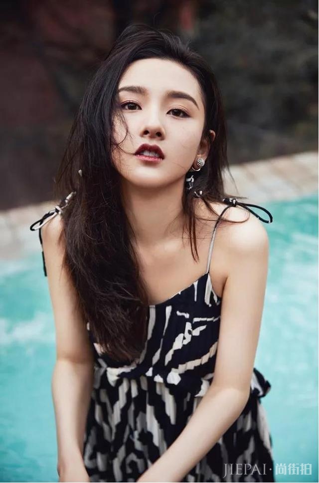 钟楚曦神仙肩颈线上热搜,穿上今夏最流行吊带太高级