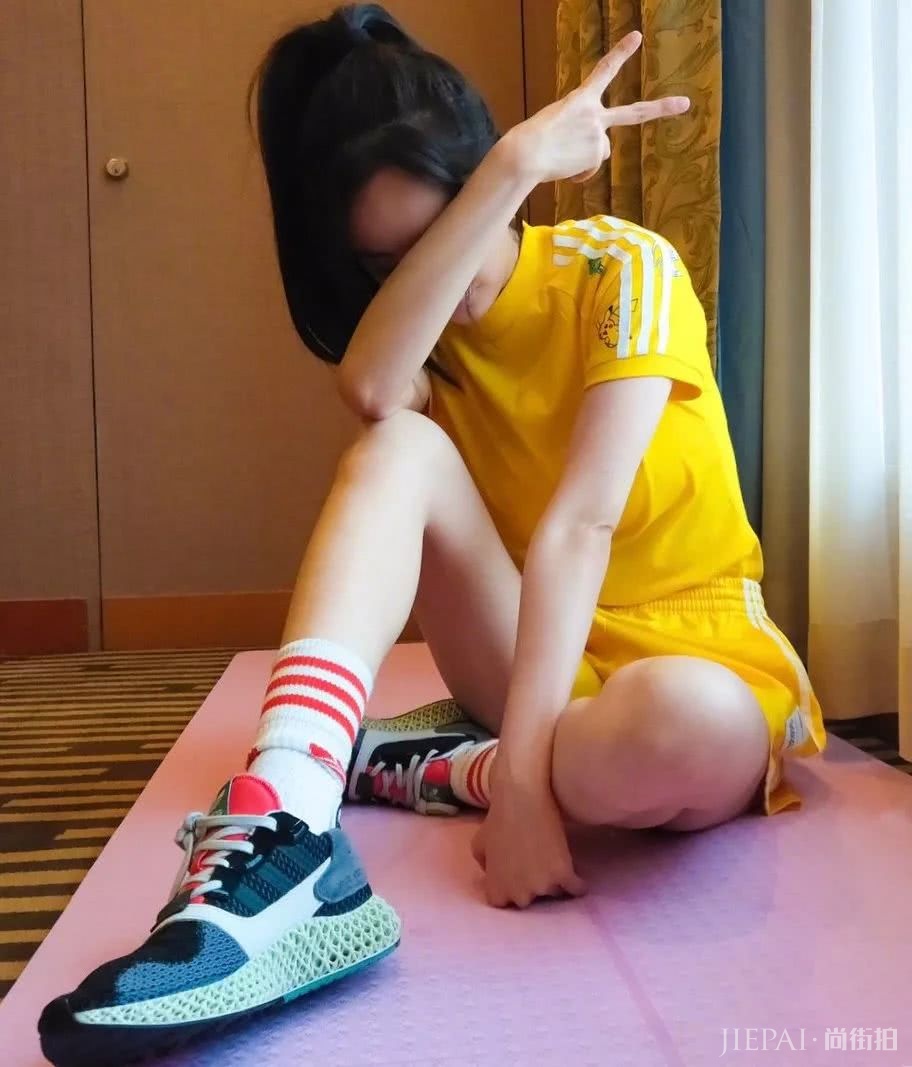 JENNIE、LISA都穿的这件内涵Tee,到底有多体面?