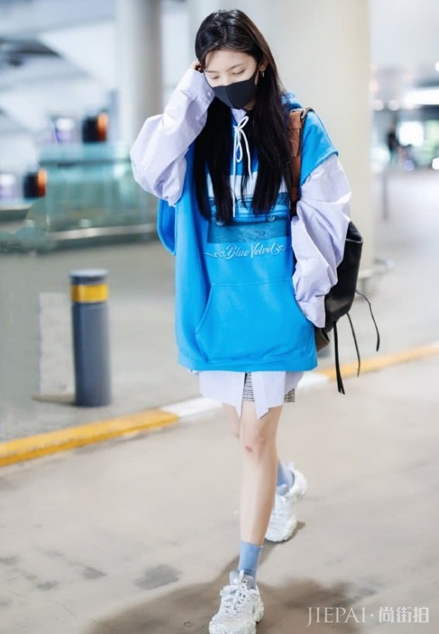 章若楠衬衫叠穿背心穿成蓬蓬裙，意外洋气