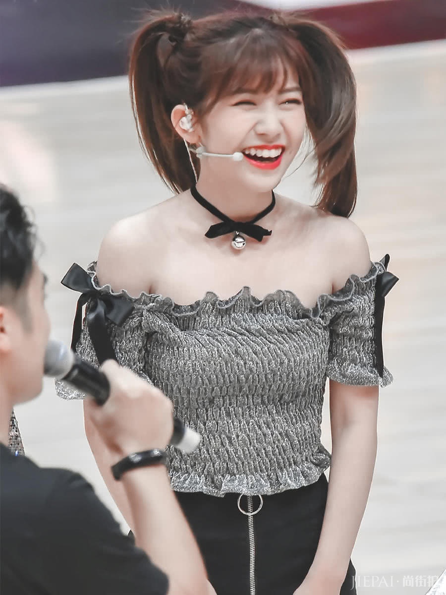 赖美云梳低扎双马尾搭戴兔儿帽,小个子太可爱了