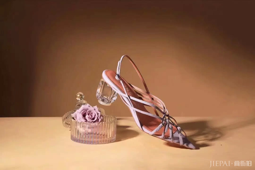今年最火的细带凉鞋,怎么搭最好看都帮你们看好了