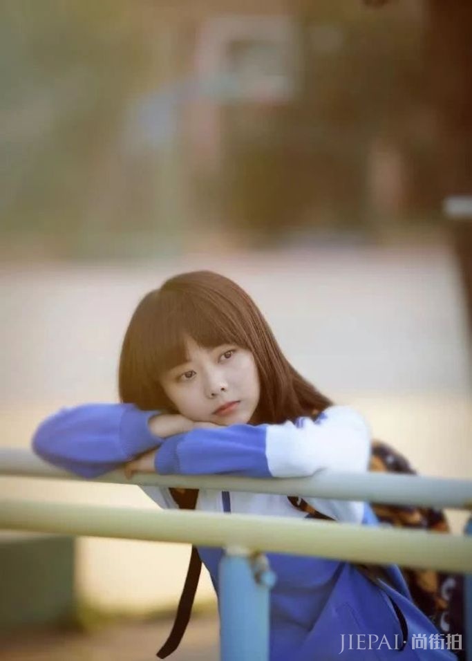 快30岁谭松韵靠丑哭的校服圈粉?百年前校服时尚又有民族特色