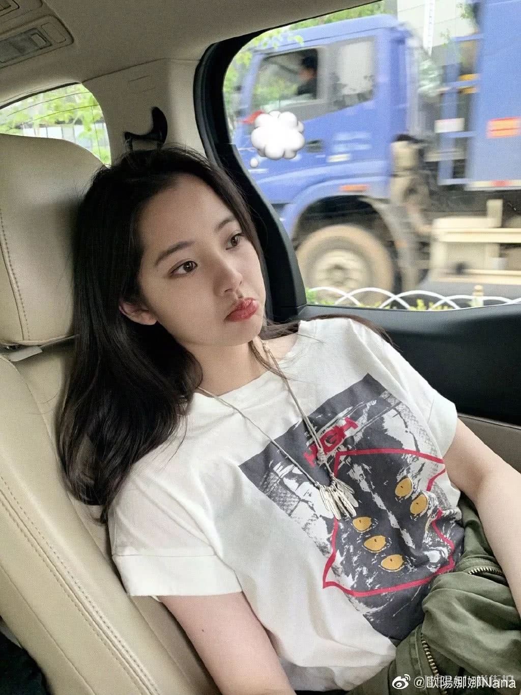 比欧阳娜娜VLOG更有看点的应该是她的日常妆容吧