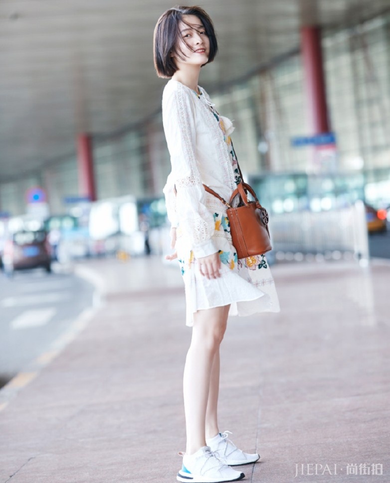 张雪迎剪短发后开了挂,穿丑丑鞋意外时尚