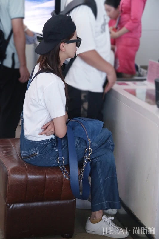 吴谨言反戴帽子身穿背带裤走机场,想打扮活泼点学她这样穿就对了