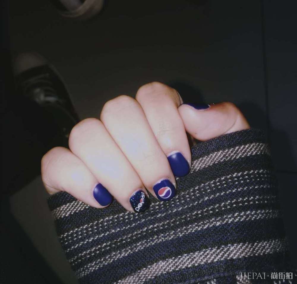 夏天除了穿搭还能怎么美?9种美甲让你美到指尖,清爽干净的感觉