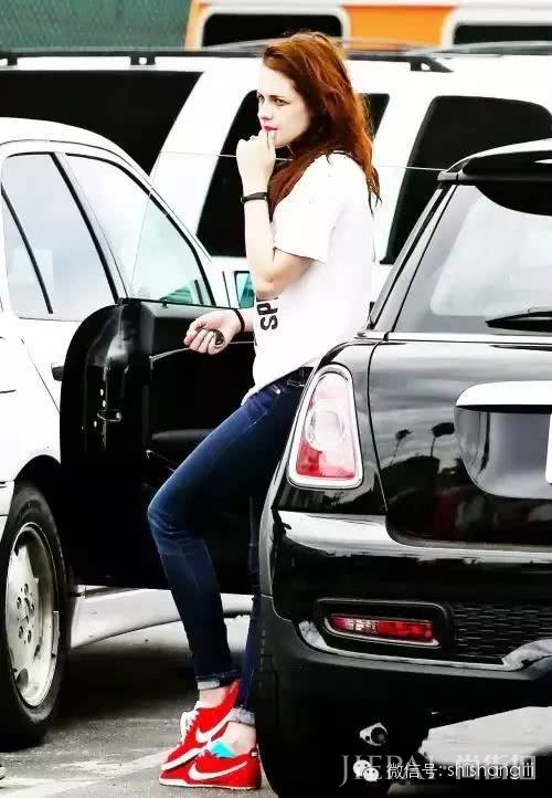 欧美街拍 穿衣打扮用2种颜色搭一起，让你美一整天