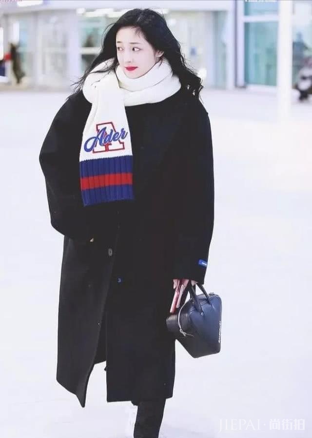 今年的流行包包居然这么怪异?鹅蛋、草筐还有塑料袋看着也让人心动