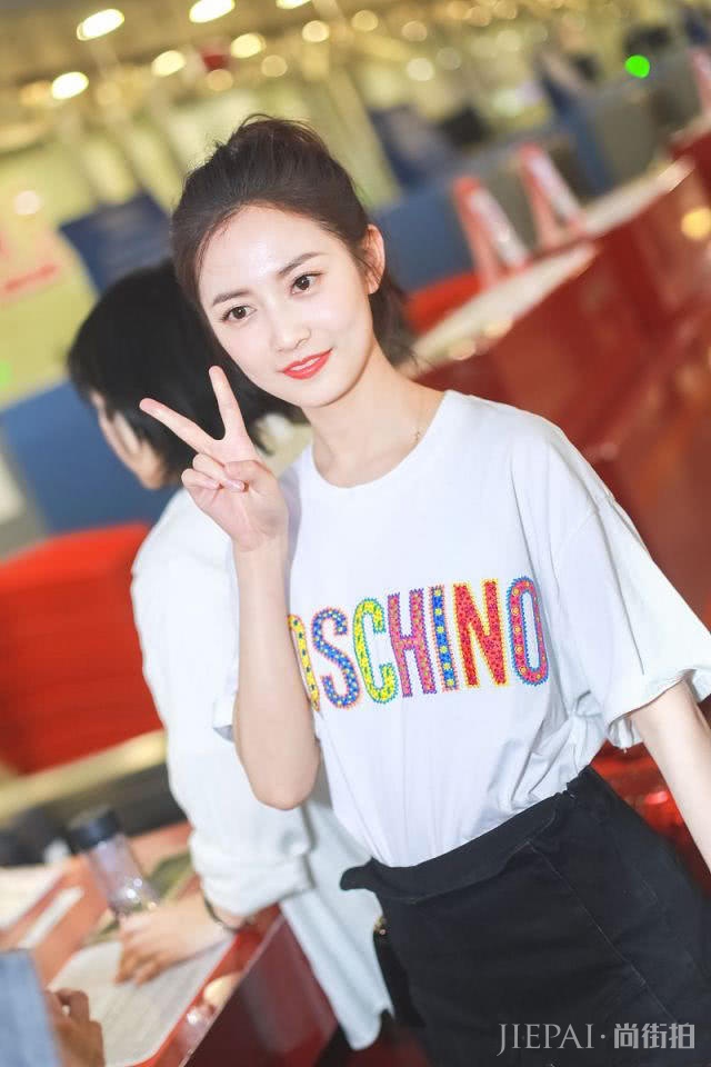 陈钰琪倒置半裙太好看!学生装清纯又有少女心