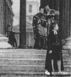 快30岁谭松韵靠丑哭的校服圈粉?百年前校服时尚又有民族特色