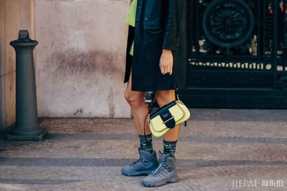 天气这么热,上街只缺一个腋下包了