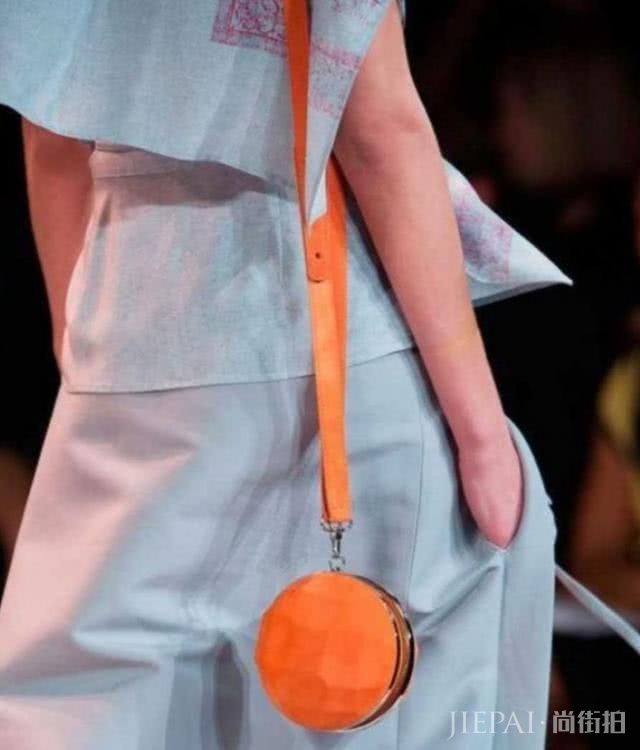 今年的流行包包居然这么怪异?鹅蛋、草筐还有塑料袋看着也让人心动