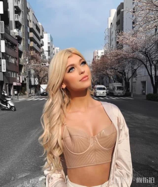 00后网红萝莉ins坐拥1600万粉丝,长得比娃娃还标志!