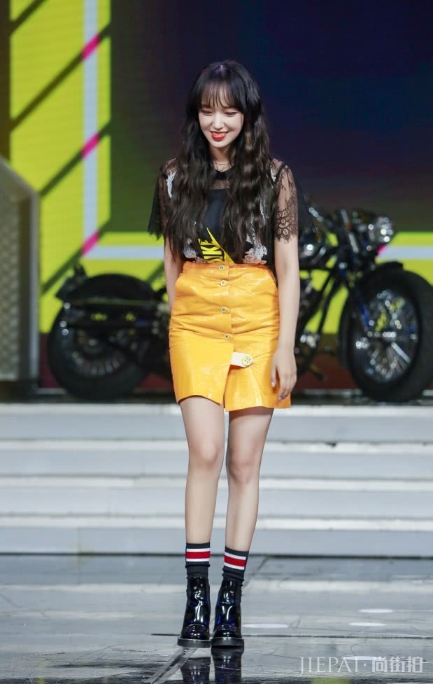 程潇的萌萌腿太配雏菊裤了,美得冒泡