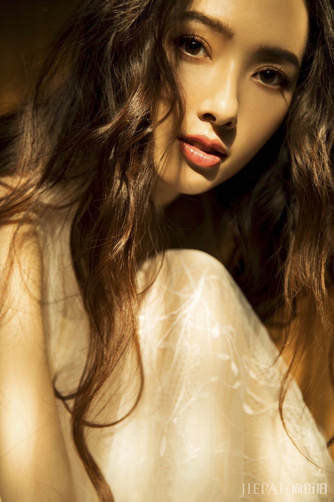 郭碧婷纯白纱裙写真气质如仙,被美晕了