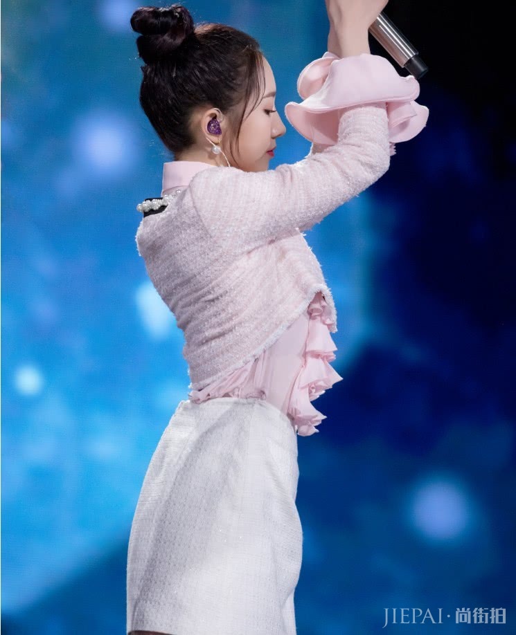 孟美岐力将半腿毒液靴穿出了堆堆袜的感觉,太少女!