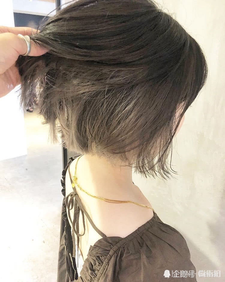 日本女生都爱上这个趋势,头发跟着这样染看起来就像自带闪光