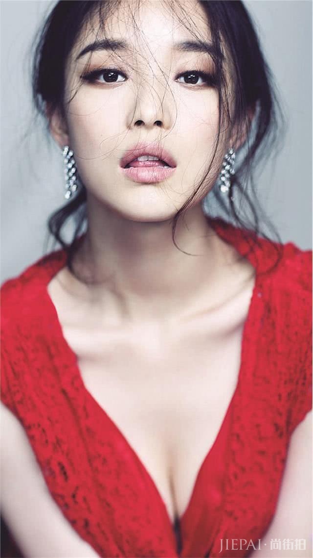 被称为“高级脸”的倪妮,开始大胆尝试性感魅惑装,真漂亮