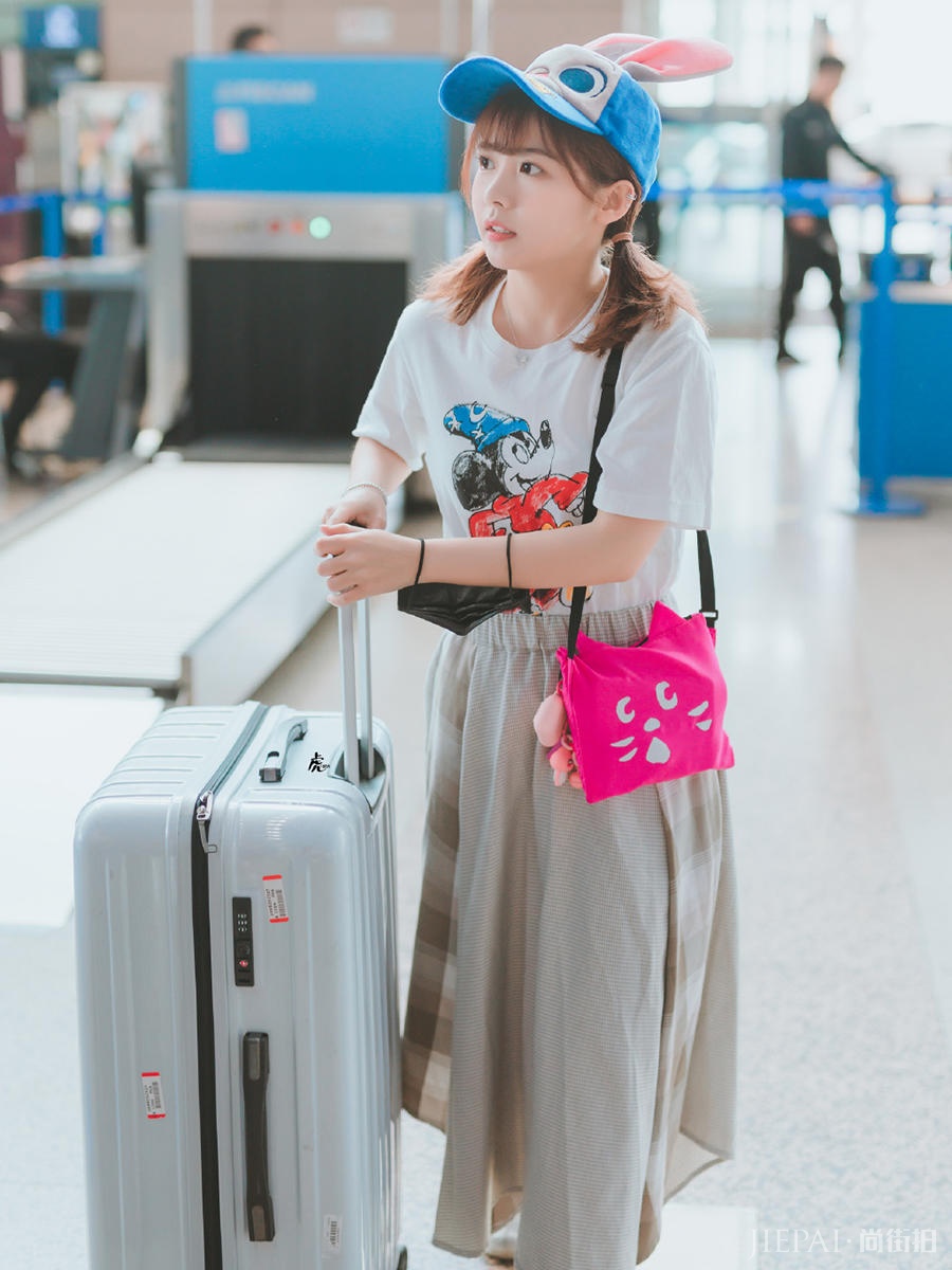 赖美云梳低扎双马尾搭戴兔儿帽,小个子太可爱了