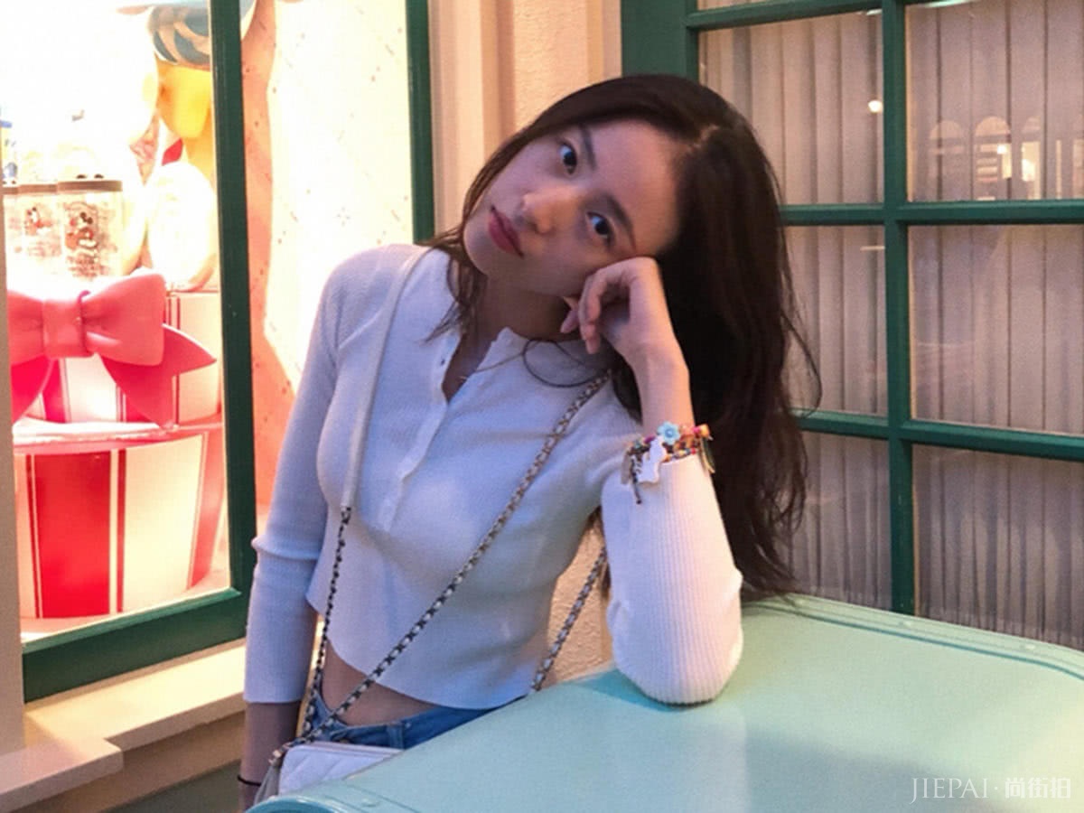 周雨彤晒游玩私服，叠穿紫色衬衫太美丽