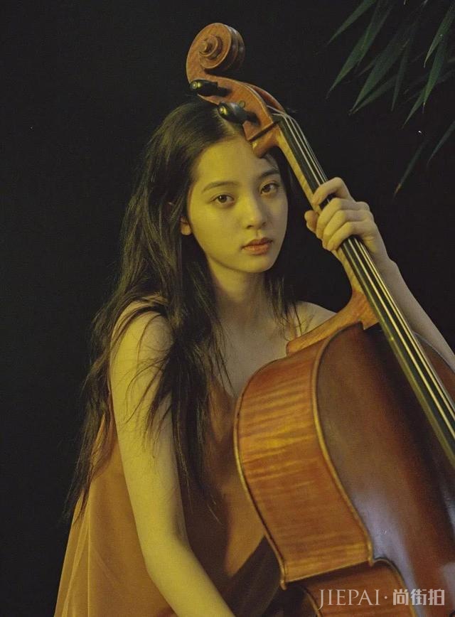 钟楚曦神仙肩颈线上热搜,穿上今夏最流行吊带太高级