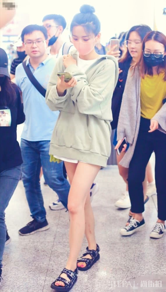 杨超越踩“3寸银莲鞋”拍写真，显腿细还有气场