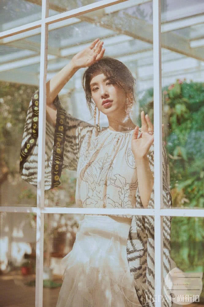 黄圣依唯美写真，女人味十足！暖色系搭配彰显魅惑格调