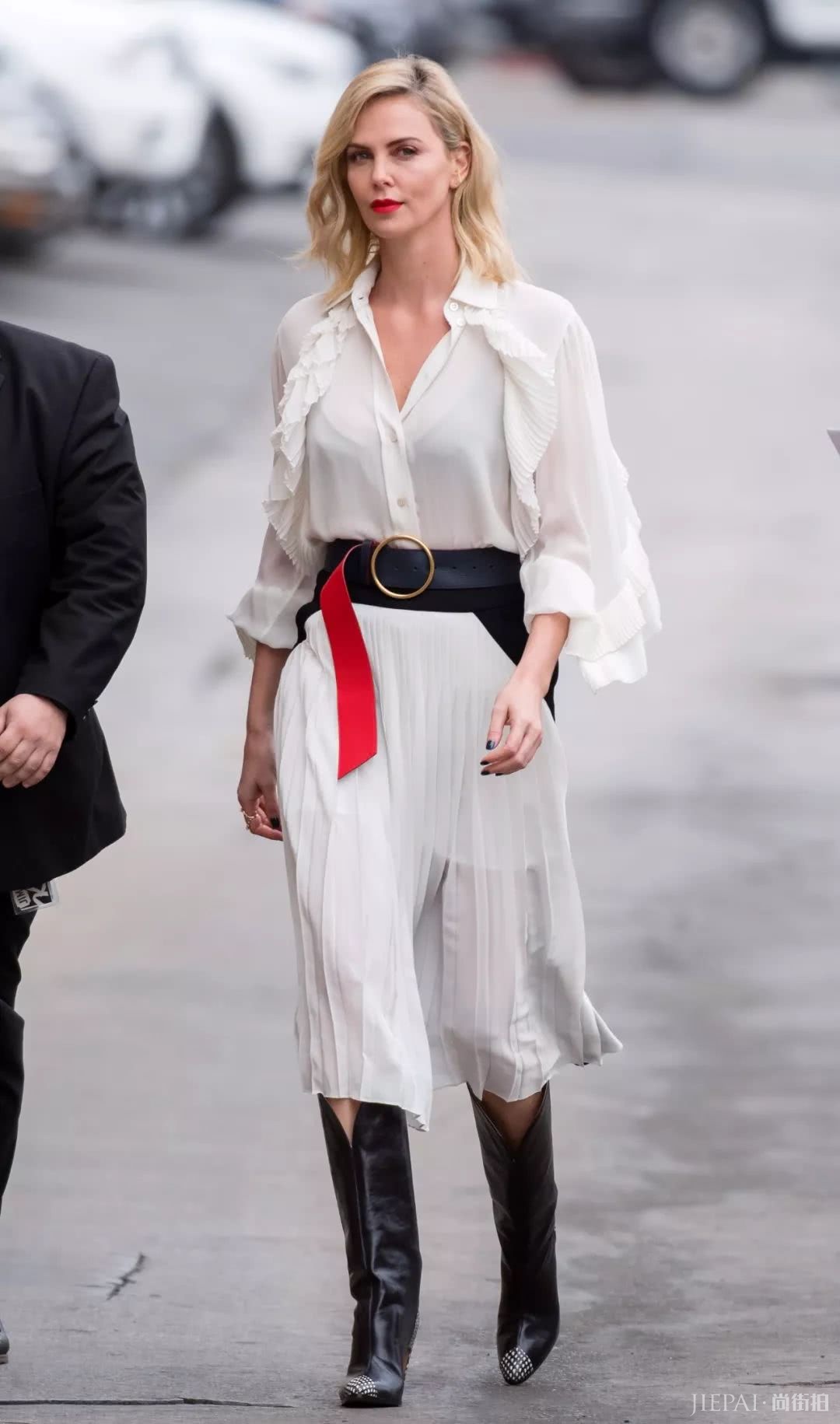 衬衫搭配大裙摆显高还显瘦,气质满分