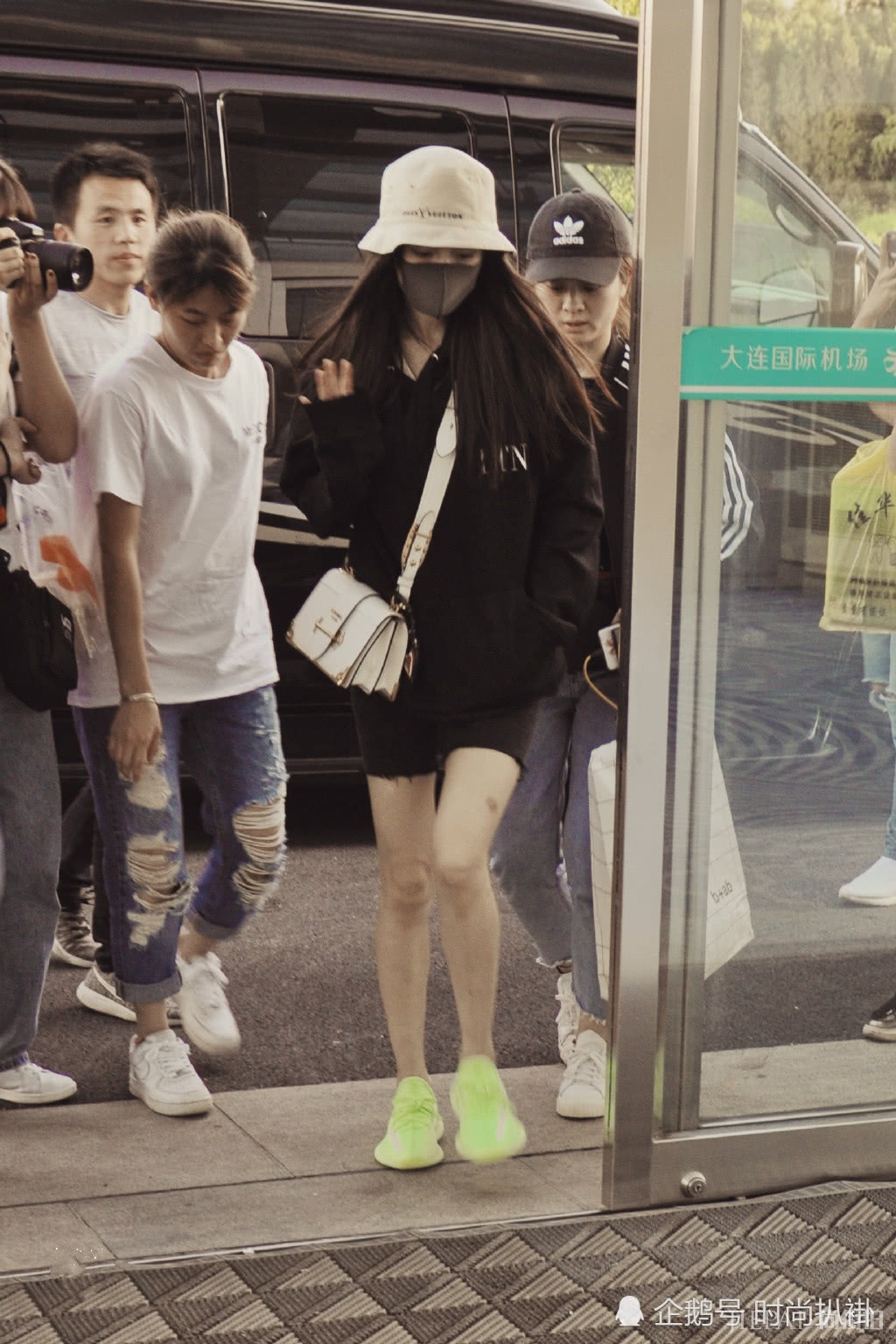 杨幂混搭文艺太好看！美腿+短裤让人尖叫