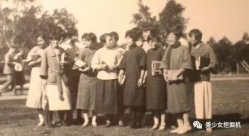 快30岁谭松韵靠丑哭的校服圈粉?百年前校服时尚又有民族特色