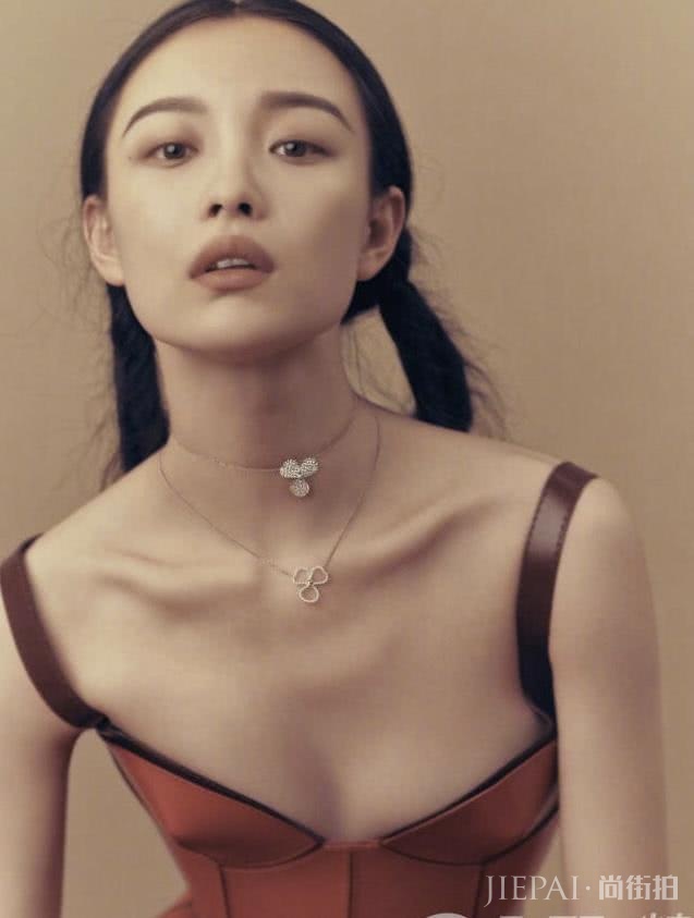 被称为“高级脸”的倪妮,开始大胆尝试性感魅惑装,真漂亮