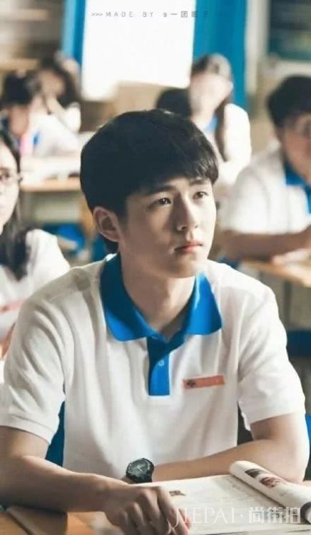 快30岁谭松韵靠丑哭的校服圈粉?百年前校服时尚又有民族特色