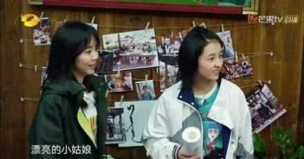 快30岁谭松韵靠丑哭的校服圈粉?百年前校服时尚又有民族特色