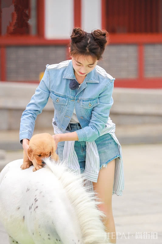 吴谨言反戴帽子身穿背带裤走机场,想打扮活泼点学她这样穿就对了