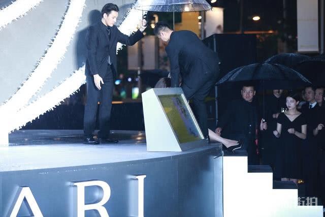 舒淇脚踩4寸高跟鞋出席活动雨天路滑不慎重摔，临危不乱赤脚离场