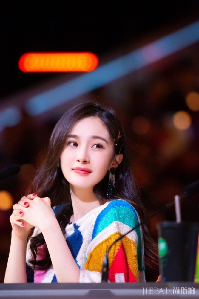 杨幂彩虹毛衣搭配亮片半裙唯美娇艳,再次成为全场焦点!