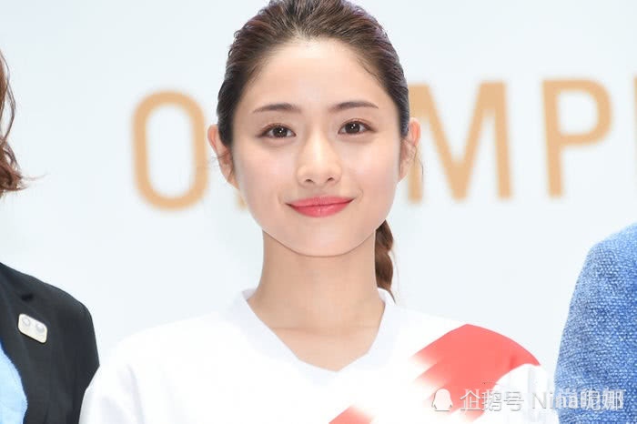 石原里美为奥运火炬大使出席活动,麻花辫运动装元气满满