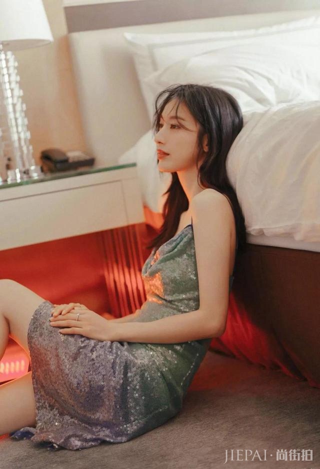 钟楚曦神仙肩颈线上热搜,穿上今夏最流行吊带太高级