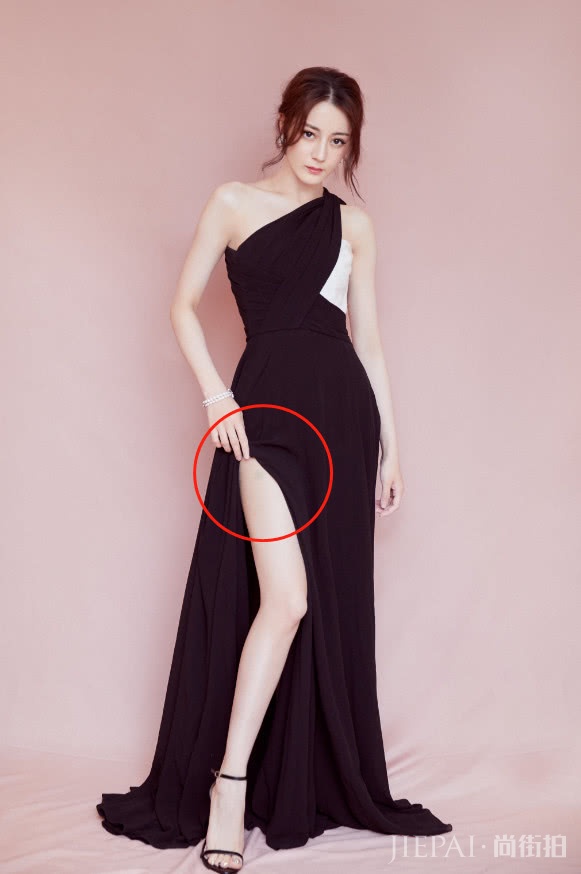 热巴穿高开叉礼裙走活动，微撩裙子却被淤青抢镜