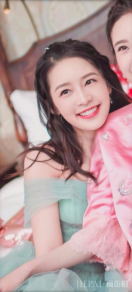 李沁当伴娘清新甜美,网友感叹都开始期待她当新娘了