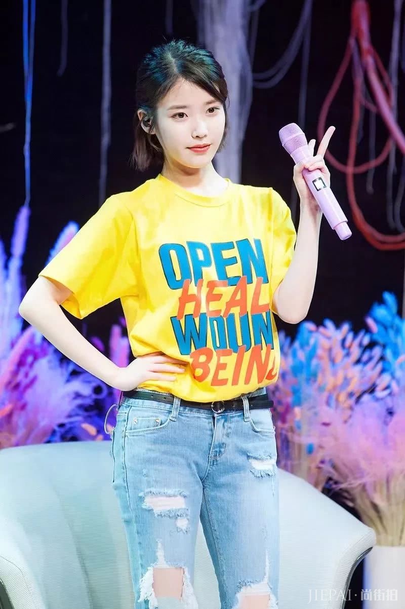 欧美街拍 今年夏天T恤这样穿又时尚还好看