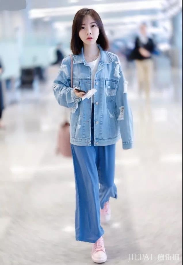 冯提莫T恤裤子都不是最新款,却穿出了小女生的感觉!