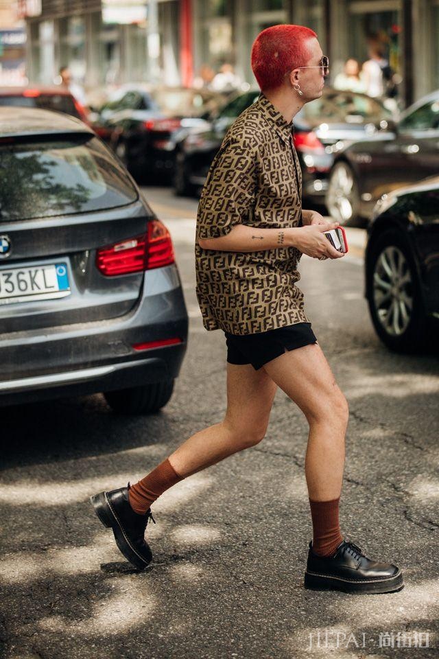 2020男装周场外街拍:女生穿男装,男人穿女装将是常态