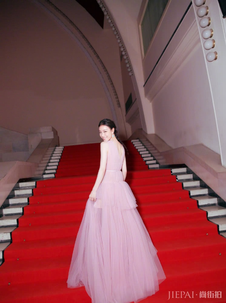 风格百变的倪妮，日常活动该居然都是这样搭配的