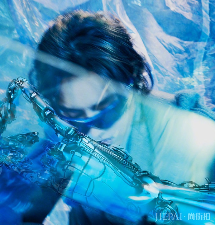 吴亦凡杂志内页写真 红色长袍搭配机械手臂极具科技感