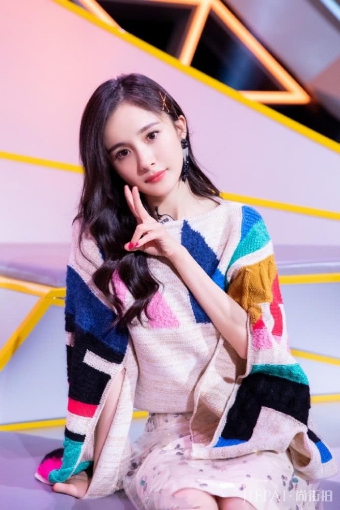 杨幂彩虹毛衣搭配亮片半裙唯美娇艳,再次成为全场焦点!