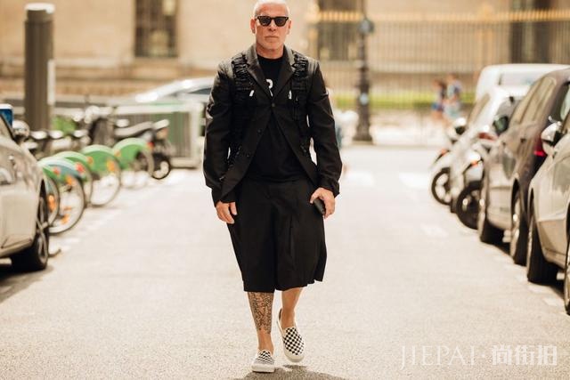 2020男装周场外街拍:女生穿男装,男人穿女装将是常态